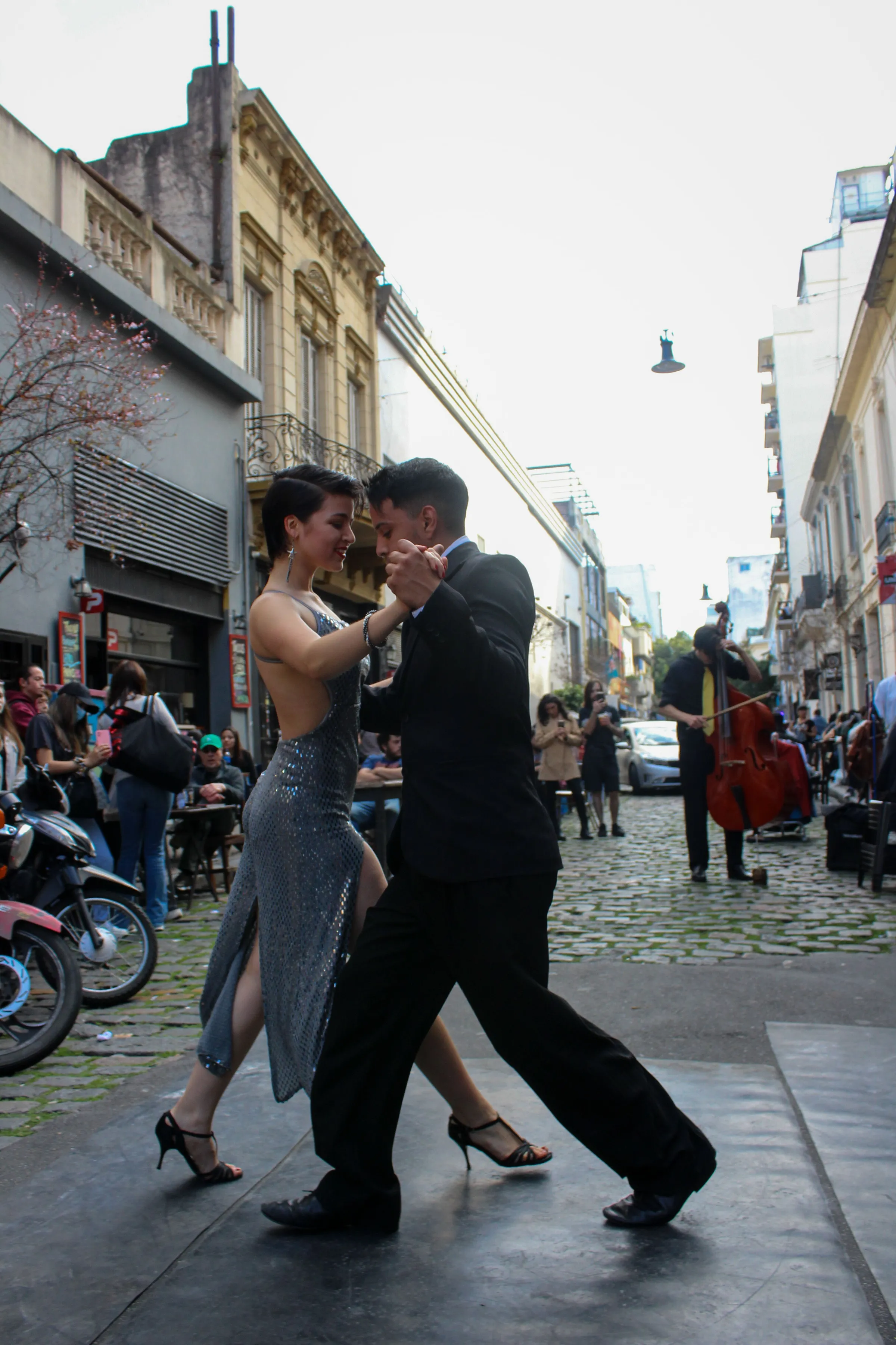 A tango couple performing on a Buenos Aires street.