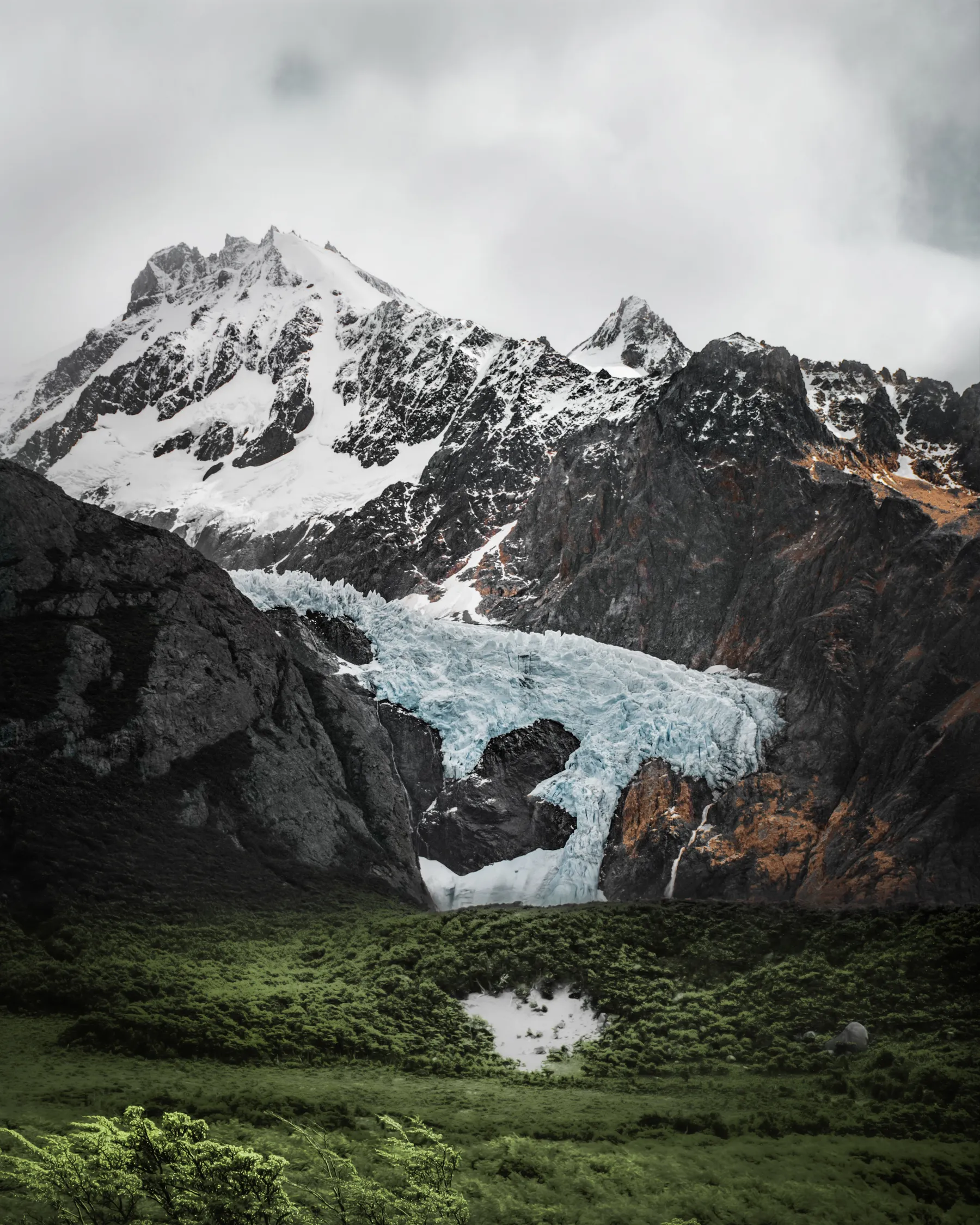 Mountain scenery and meadow near El Chaltén.