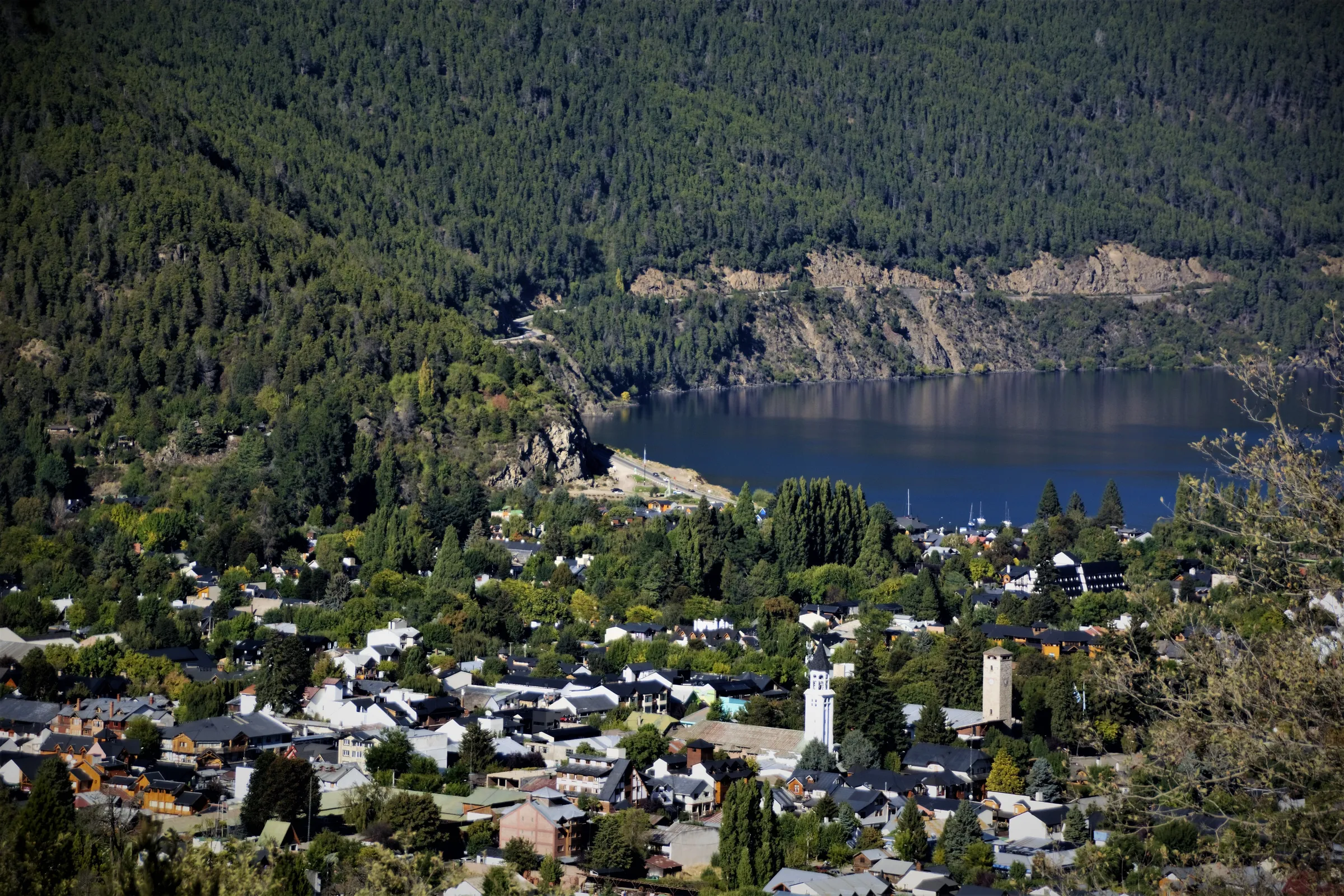 San Martín de los Andes tucked between forested mountains and the lake