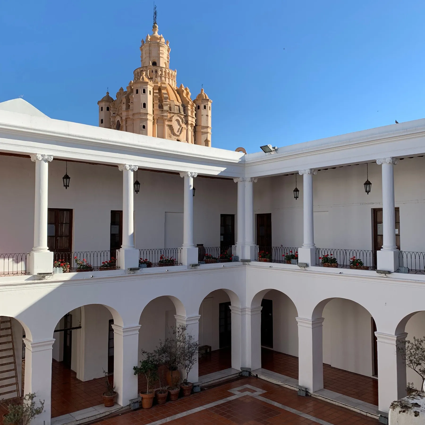 A courtyard with the Iglesia de los Capuchinos beyond it.
