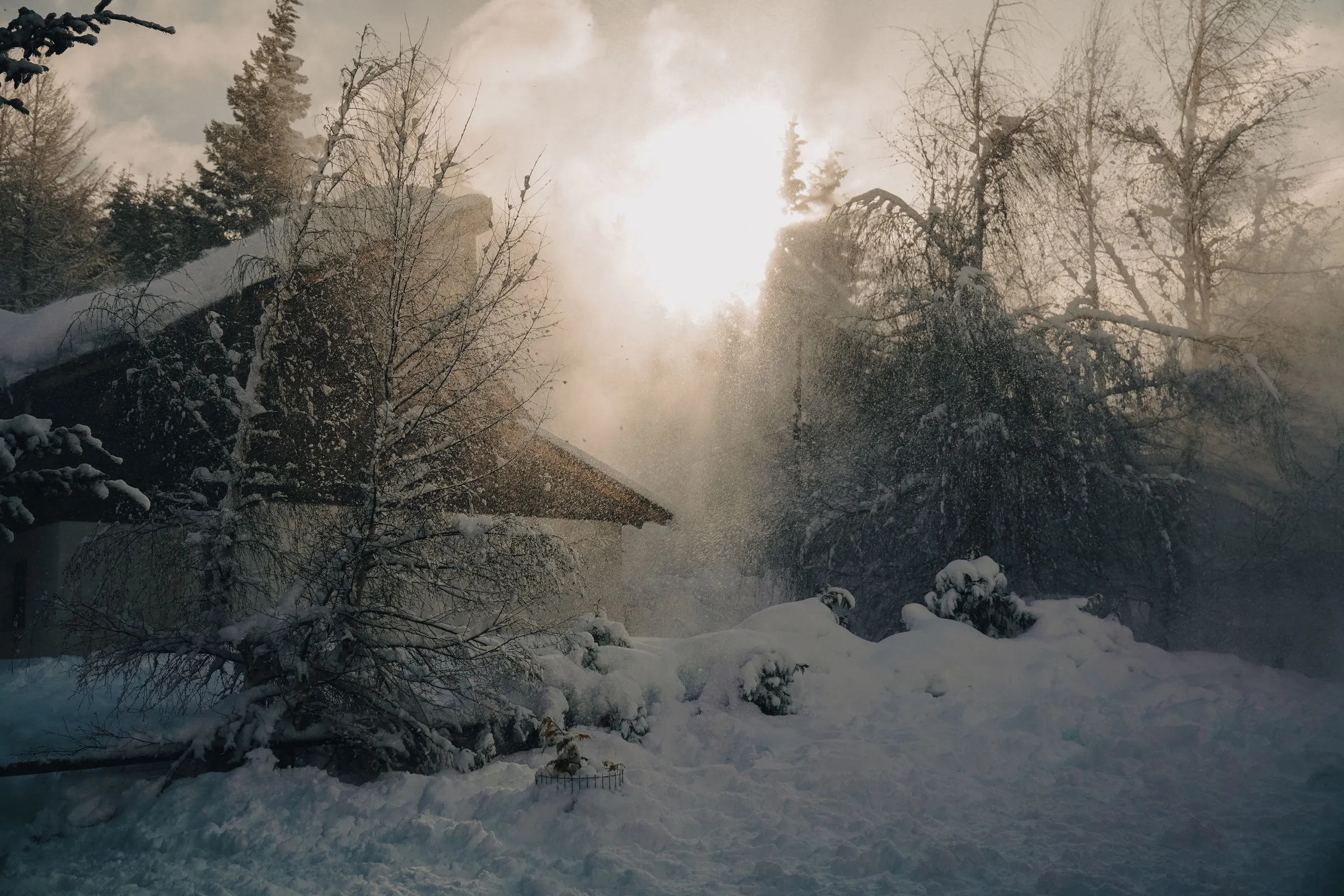 A cabin and snow-covered trees in the Bariloche mountains.
