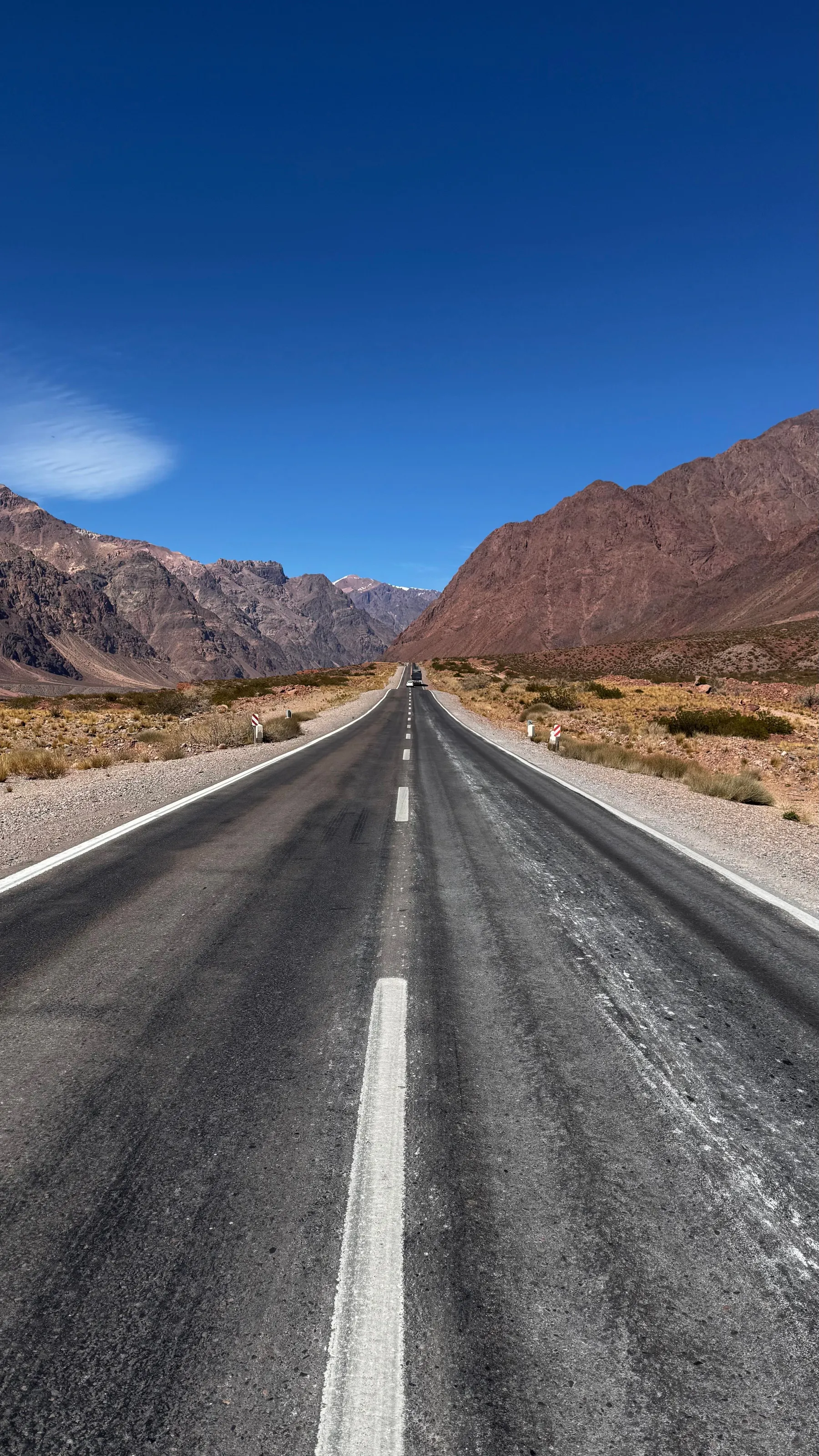 A road through the mountain landscape in Mendoza.