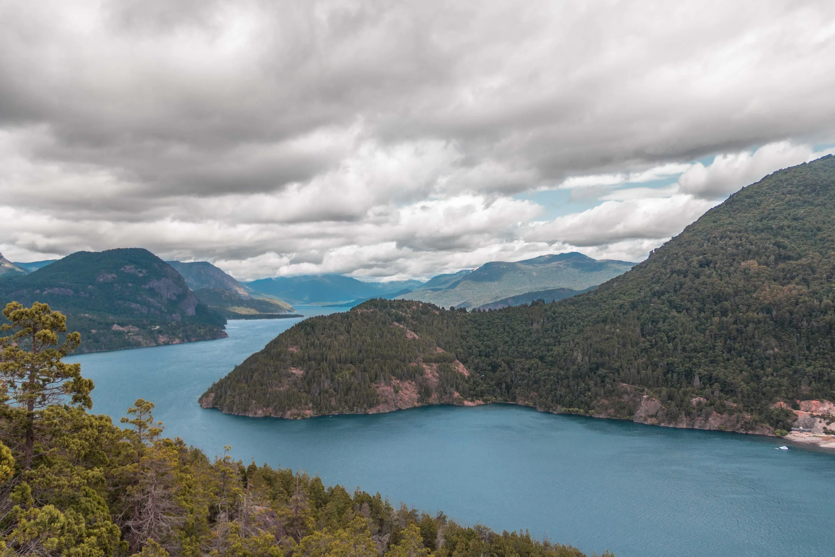 Lago Lácar framed by forested mountains.
