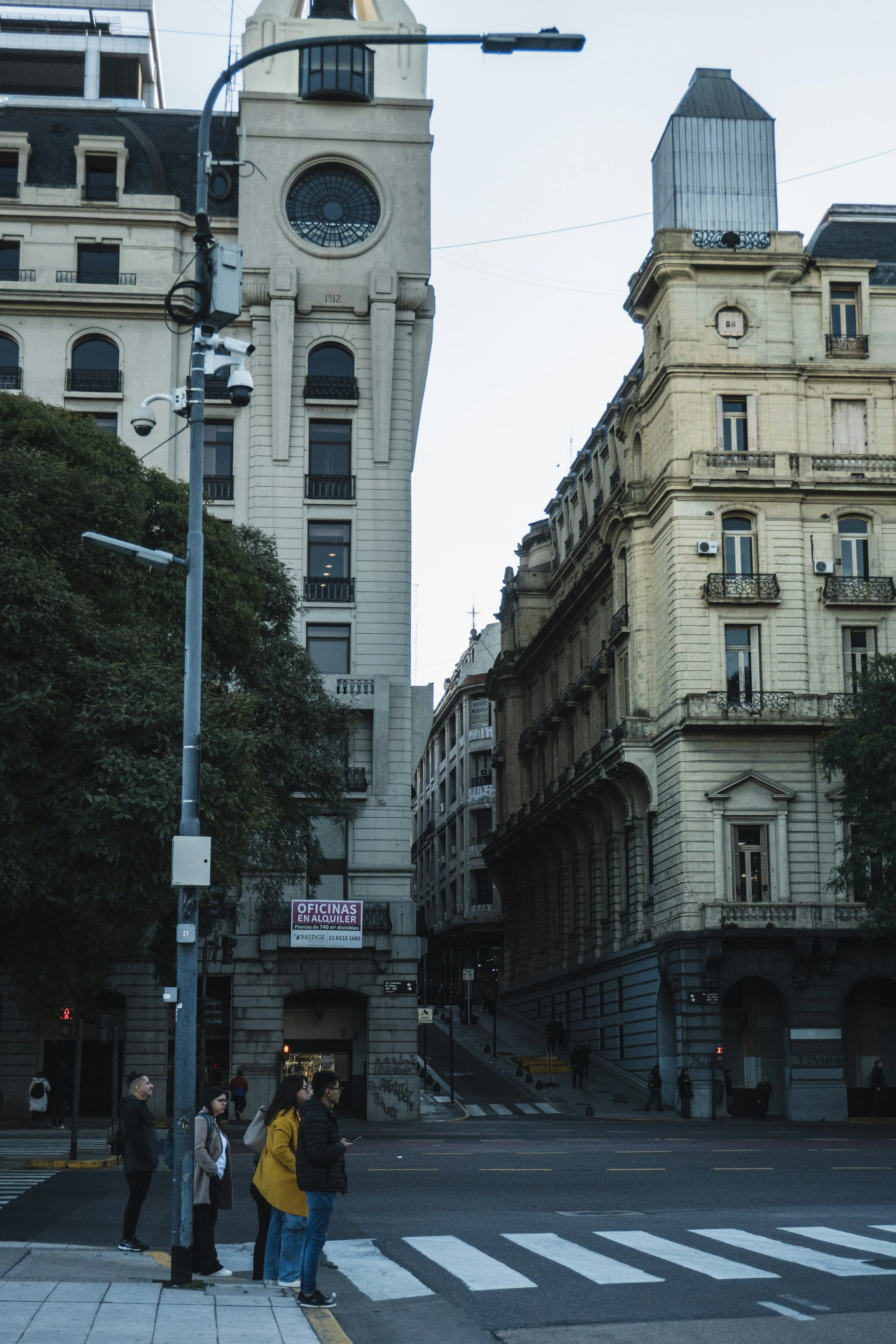 People at a Buenos Aires street corner