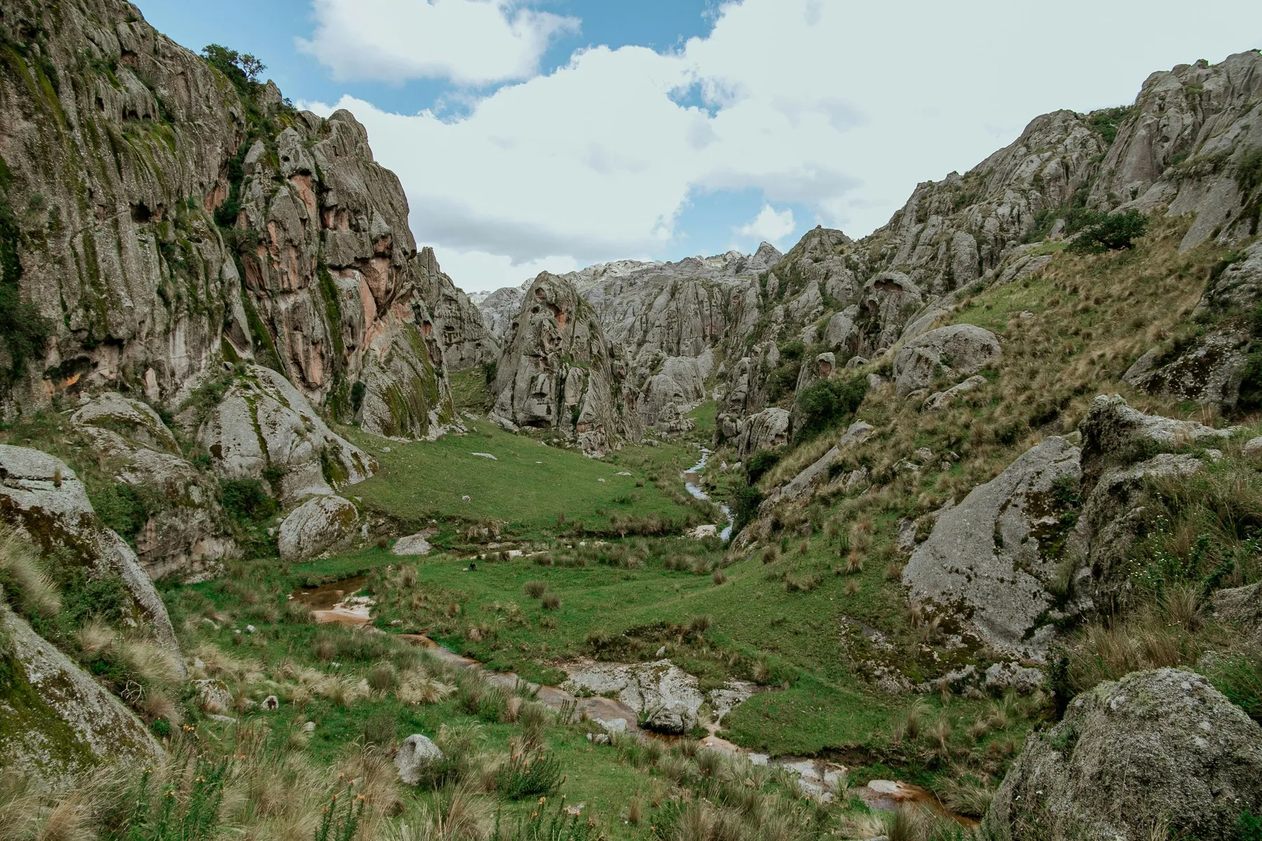Rocky mountains enclosing a green valley in Córdoba