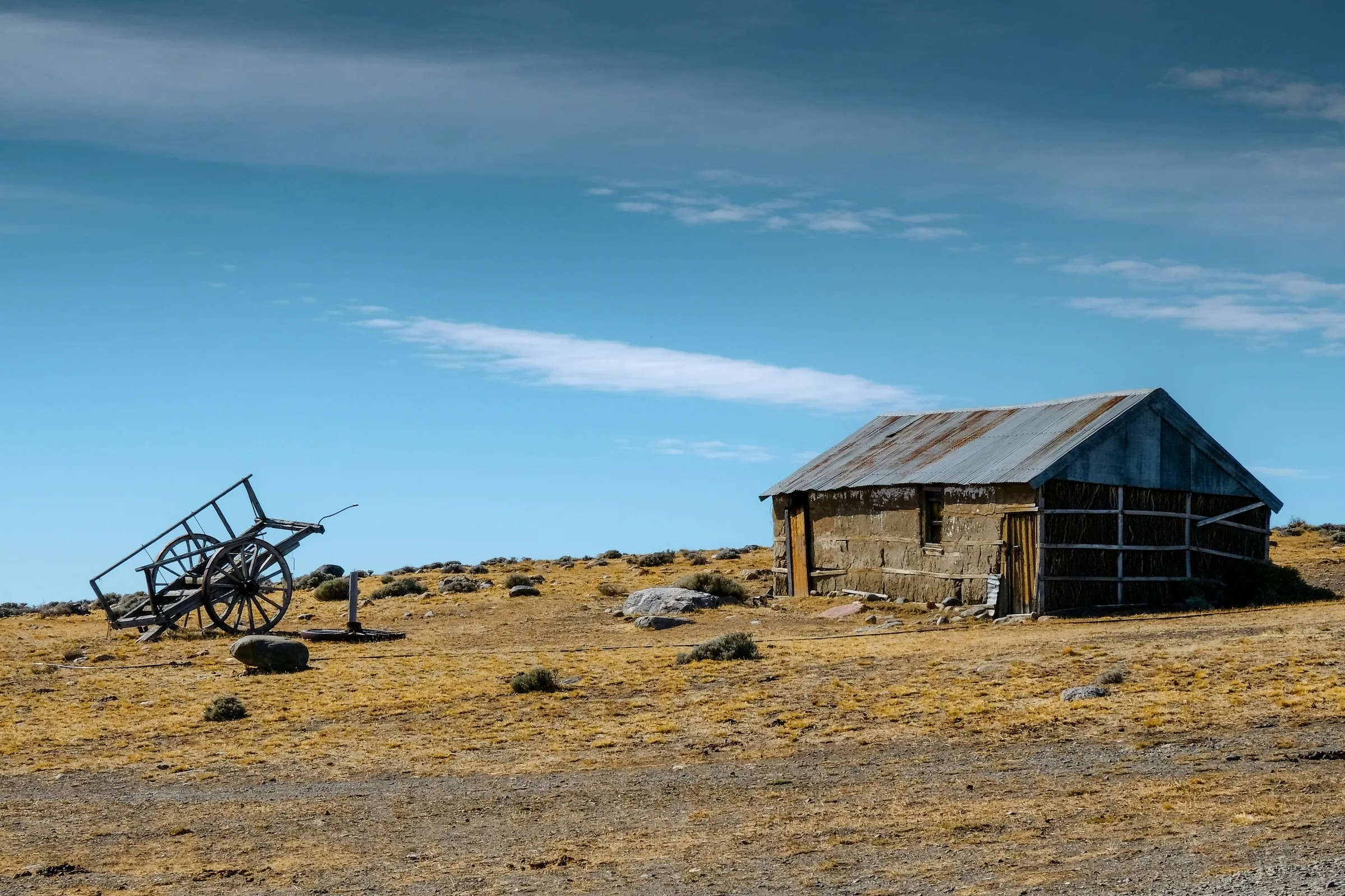 An old wagon beside an estancia building near El Calafate